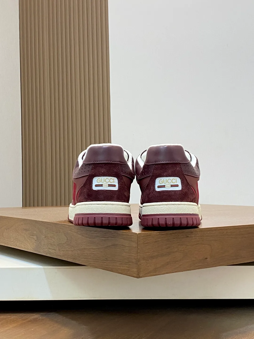 Men's Shoes 💰660 𝐆𝐮𝐜𝐜𝐢 𝐑𝐞-𝐖𝐞𝐛 As the first sneaker created by Sabato De Sarno for Gucci, the Re-Web series reinterprets the brand's classic stripes and sets off the modern silhouette design with bold and unique details. These shoes are crafted from white leather. This new sneaker is ingeniously decorated with many of the brand's classic details, and is equipped with a bright red and green webbing tongue, which will make people fall in love at first sight. White leather treated with a special process for softness and luster, with an embossed grainy texture. Script Gucci logo and interlocking G web label with Interlocking G and script Gucci logo. Rubber outsole with interlocking G detail eyelets. Web tongue. Size: 39-44 (customized for sizes 38 and 45)